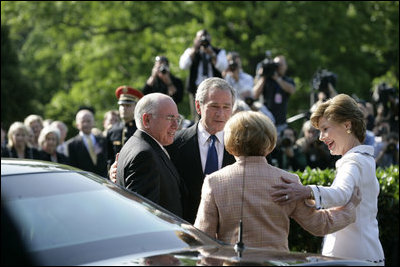 President George W. Bush and Laura Bush welcome Australian Prime Minister John Howard and Mrs. Janette Howard to the White House during the State Arrival Ceremony on the South Lawn Tuesday, May 16, 2006.