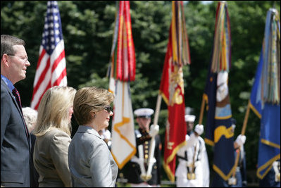 Mrs. Bush stands with Health and Human Services Secretary Mike Leavitt during a Memorial Day wreath laying ceremony at the Tomb of the Unknowns in Arlington National Cemetery in Arlington, Va., Monday, May 29, 2006.