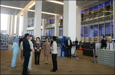 Mrs. Laura Bush visits the National Library Building in Singapore Thursday, Nov. 16, 2006, where she was briefed on the Lee Kong Chian Reference Library and viewed the Singapore and Southeast Asia Collections and rare book display. 