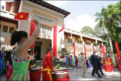 President George W. Bush and Mrs. Laura Bush are greeted upon their visit Monday, Nov. 20, 2006, to the the Ho Chi Minh City History Museum.