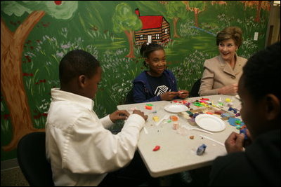 Mrs. Laura Bush sculpts clay with participants of the Communications Through Art program at the Knox County Public Defenders Community Law Office in Knoxville, Tennessee, Wednesday, October 11, 2006, as part of the President's Helping America's Youth program. Communications Through Art program uses the arts to help young people express themselves and to deal with important issues of the day.