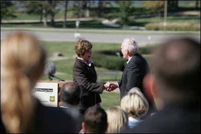 Mrs. Laura Bush shakes hands with Andy Taylor, chairman and CEO of Enterprise Rent-A-Car, following her remarks Thursday, October 11, 2006, during a tree planting ceremony for the Enterprise 50 Million Tree Pledge in St. Louis, Missouri.