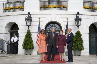 President George W. Bush and Laura Bush welcome Their Majesties King Carl XVI Gustaf and Queen Silvia of Sweden to the White House Monday, Oct. 23, 2006.