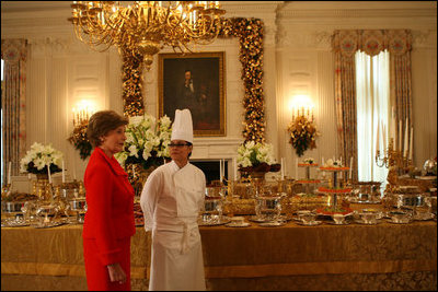 Standing with White House Executive Chef Cristeta Comerford, Laura Bush discusses this year's theme "Holiday in the National Parks" with members of the media Thursday, Nov. 29, 2007, in the State Dining Room. "They're our major and most fabulous and magnificent landscapes, from Yosemite to Denali to the Everglades," said Mrs. Bush.