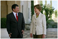 Mrs. Laura Bush is received by His Majesty King Abdullah II at Beit al Urdun Thursday, Oct. 25, 2007, in Amman, Jordan.
