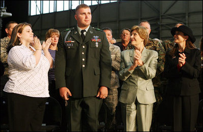 Mrs. Laura Bush joins the applause for Sgt. Gregory Williams after he was recognized by President George W. Bush Monday, Aug. 4, 2008, during remarks to military personnel at Eielson Air Force Base, Alaska.