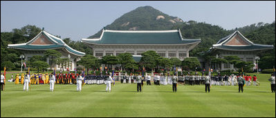 An honor guard stands at attention in the Grand Garden of the Blue House, the residence of President Lee Myung-bak of the Republic of Korea, during arrival ceremonies Wednesday, Aug. 6, 2008, in Seoul for President George W. Bush and Mrs. Laura Bush.