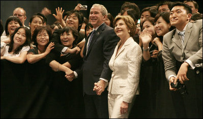 President George W. Bush and Mrs. Laura Bush receive a warm welcome during their visit to Seoul on August 6, 2008.