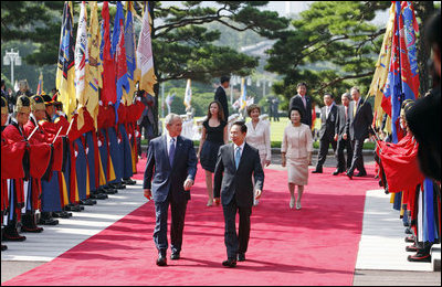 President George W. Bush and South Korean President President Lee Myung-bak, joined by Mrs. Laura Bush, Mrs. Kim Yoon-ok, and daughter Ms. Barbara Bush, participate in a welcoming ceremony in the Grand Garden of the Blue House Wednesday, August 6, 2008, in Seoul.