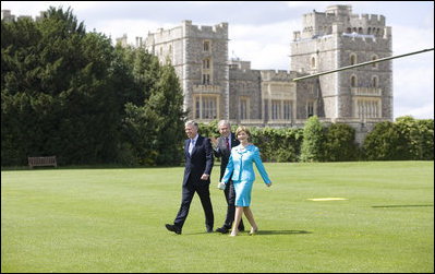 President George W. Bush and Laura Bush wave upon their arrival to Windsor Castle Sunday, June 15, 2008 in Windsor, England, escorted by Air Vice Marshal David Walker, where President Bush and Mrs. Bush met with Queen Elizabeth II and the Duke of Edinburgh Prince Phillip.