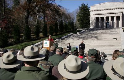 Mrs. Laura Bush delivers her remarks during her visit to the Abraham Lincoln Birthplace National Historic Site Tuesday, Nov. 18, 2008, in Hodgenville, KY.
