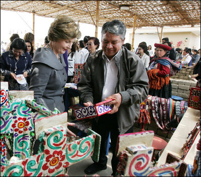 Mrs. Laura Bush listens as an artist describes his work Saturday, Nov. 22, 2008, at the conclusion of the APEC spouses' tour of the Pachacamac Archaeological Site in Lurin, Peru.