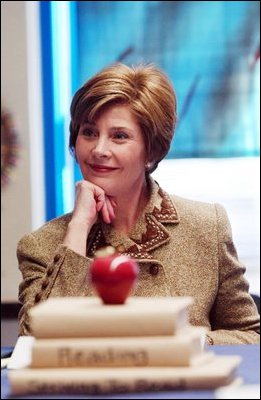 Laura Bush participates in the Striving to Read Roundtable at the Discovery Middle School in Orlando, Fla., Jan. 21, 2004.