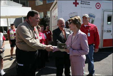 Mrs. Laura Bush meets Jay Reeves, Red Cross worker and first responder to the I-35W bridge collapse in Minneapolis, Friday, Aug. 3, 2007. In an act of courage, Mr. Reeves sprang into action and helped pull children from a stranded school bus on the bridge.