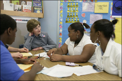 Mrs. Laura Bush talks with students during her tour of the New Orleans Charter Science and Mathematics High School Thursday, April 19, 2007, in New Orleans, La.