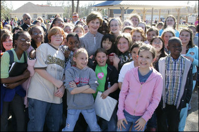 Mrs. Laura Bush poses for a photo Thursday, Feb. 22, 2007 with children at the D’Iberville Elementary School in D’Iberville, Miss. White House photo by Shealah Craighead 