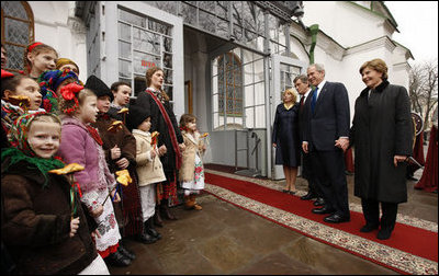 President George W. Bush and Mrs. Laura Bush, joined by Ukrainian President Viktor Yushchenko and his wife, first lady Kateryna Yushchenko, are greeted by children, April 1, 2008, before touring St. Sophia's Cathedral in Kyiv, Ukraine.