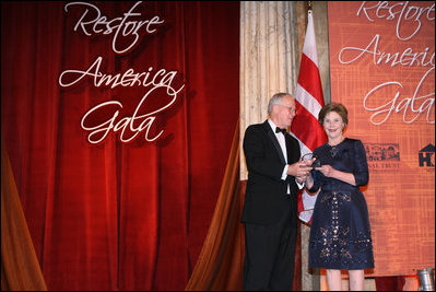 Mrs. Laura Bush is presented with an award by Dick Moe, president of the National Trust for Historic Preservation, Tuesday evening, June 12, 2007 in Washington, D.C., in recognition of Mrs. Bush's sustained commitment and contributions to the preservation of America's heritage.