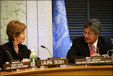 Mrs. Laura Bush listens to Zaid Ibrahim, Head of the ASEAN Inter-Parliamentary Burma Caucus, during a roundtable discussion at the United Nations about the humanitarian crisis facing Burma in New York City Tuesday, Sept. 19, 2006. White House photo by Shealah Craighead 