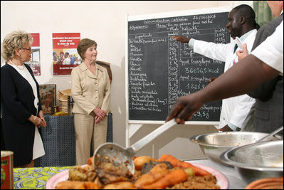 Mrs. Laura Bush listens to Fann Hospital staff members discuss their program that brings outpatients together for frequent communal meals and teaches nutritional cooking techniques Tuesday, June 26, 2007, in Dakar, Senegal.