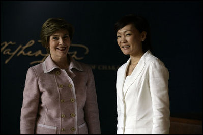Mrs. Laura Bush and Mrs. Akie Abe, wife of Japanese Prime Minister Shinzo Abe, talk to members of the media follwing their visit to the Mount Vernon Estate of George Washington Thursday, April 26, 2007, in Mount Vernon , Va.