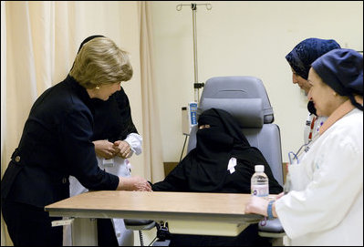 Mrs. Laura Bush visits with a cancer patient May 16, 2008 at King Fahd Medical City in Riyadh, Saudi Arabia. 