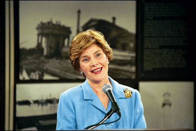 Laura Bush delivers remarks at the Charlotte Price Gallery in Louisville, Ky., April 20, 2004.