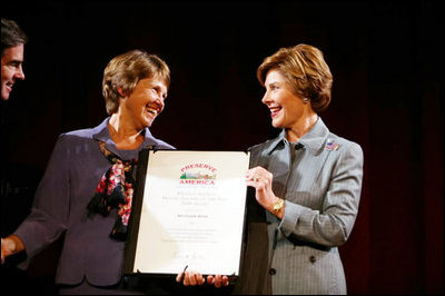 Laura Bush presents Kathleen "Kathy" Keen with a certificate honoring her as the national Preserve America History Teacher of the Year at the New York Historical Society in New York, Oct. 19, 2004.