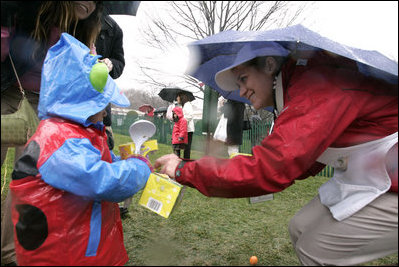 White House Interns volunteer at the 2005 White House Easter Egg Roll on the South Lawn, March 28, 2005.