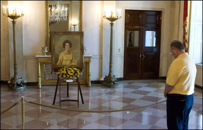 A visitor to the White House pauses in the Grand Foyer Thursday, July 12, 2007, to pay his respects to former First Lady Lady Bird Johnson. Mrs. Johnson died Wednesday at her home in Austin, Texas. White House photo by Shealah Craighead