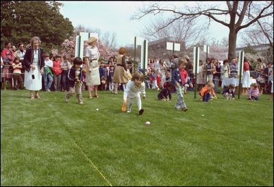 Children participate egg rolling races at the 1980 White House Easter Egg Roll. In 1974, Pat Nixon was the first to introduce organized egg-rolling races to the event. 