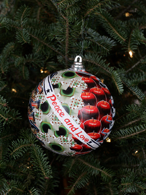 Washington Senator Patty Murray selected artist Kim Dodd to decorate the State's ornament for the 2008 White House Christmas Tree