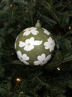 Virginia Senator John Warner selected artist Pattye Leggett to decorate the State's ornament for the 2008 White House Christmas Tree