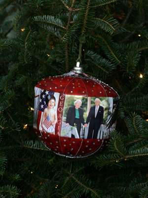 Georgia Congressman John Barrow selected artist Lori Grice to decorate the 12th District's ornament for the 2008 White House Christmas Tree.