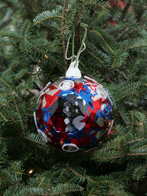 Virginia Congressman Tom Davis selected artist Jean Lee to decorate the 11th District's ornament for the 2008 White House Christmas Tree.