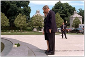 President George W. Bush and Laura Bush observe a moment of silence after laying flowers at the fountain by the entrance of Arlington National Cemetery May 28, 2001.