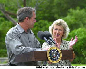 El Presidente George W. Bush nombra a Fran Maniella como directora del Servicio de Parque Nacional durante su discurso en el Centro de Visitantes Royal Plan en el Parque Nacional de los Everglades de la Florida.