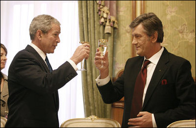 President George W. Bush and President Viktor Yushchenko of Ukraine, raise their glasses in a toast Tuesday, April 1, 2008, during a social lunch at the Presidential Secretariat in Kyiv.