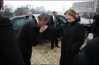 Mrs. Laura Bush is welcomed to Kyiv's Presidential Secretariat by Ukraine's President Viktor Yushchenko upon the arrival Tuesday, April 1, 2008, of she and President George W. Bush for the official ceremony welcoming them to the country.