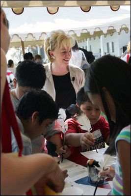 Lynne Cheney watches fourth graders from local Fairfax County public schools try to write with a quill pen during during a Constitution Day 2005 celebration at George Washington's Mount Vernon Estate Friday, September 16, 2005. Lynne Cheney hosted the celebration which marks the 218th anniversary of the signing of the U.S. Constitution. 
