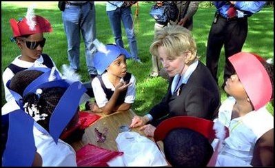 Mrs. Cheney talks to local students about George Washington and Benjamin Franklin during Constitution Day at the Naval Observatory in Washington, D.C. Sept. 17, 2002.
