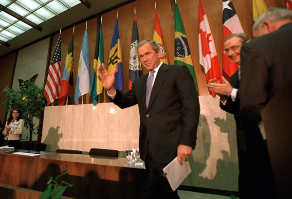 El Presidente George W. Bush se dirige el lunes, 7 de mayo al Concilio de las Américas (Council of Americas). Foto por Eric Draper de la Casa Blanca