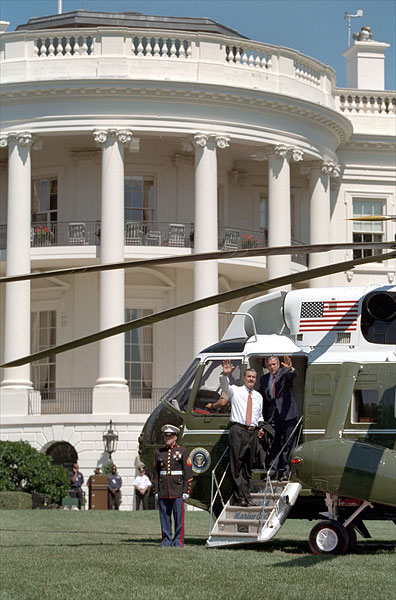 After a short press conference on the South Lawn, Presidents Bush and Fox board Marine One to visit Toledo, Ohio, Sept. 6. White House Photo by Paul Morse.