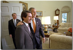 President George W. Bush welcomes the President of Spain Jose Maria Aznar to the Oval Office Nov. 28. "Recently, Spain has arrested al Qaeda members and has shared information about those al Qaeda members," said President Bush in his remarks to the media. "And for that, Mr. President, the American people are very grateful." White House photo by Eric Draper.
