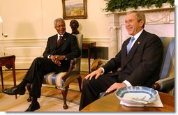 President George W. Bush meets with United Nations Secretary General Kofi Annan in the Oval Office Wednesday, Nov 13. "I'm grateful for your leadership at the United Nations. A while ago the United Nations Security Council made a very strong statement that we, the world, expects Saddam Hussein to disarm for the sake of peace," said President Bush during the afternoon meeting at the White House. White House photo by Tina Hager.