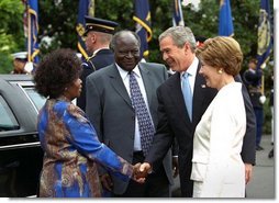 President George W. Bush and Mrs. Laura Bush welcome President Mwai Kibaki and Mrs. Kibaki of the Republic of Kenya to the White House Monday, October 5, 2003.  White House photo by Eric Draper