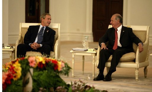 President George W. Bush chats with Chilean President Ricardo Lagos at the APEC leaders retreat at the Government House in Bangkok, Thailand, Oct. 20, 2003. White House photo by Paul Morse