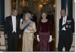 President George W. Bush and Laura Bush arrive with Her Majesty Queen Elizabeth II and Prince Philip, Duke of Edinburgh, for a State Banquet at Buckingham Palace Wednesday, Nov. 19, 2003.  White House photo by Eric Draper