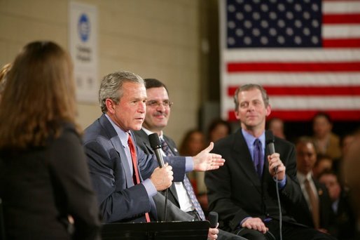 President George W. Bush participates in a conversation on Job Training and the Economy at New Hampshire Community Technical College in Nashua, N.H., Thursday, March 25, 2004. White House photo by Paul Morse.