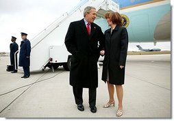 President George W. Bush talks with USA Freedom Corps greeter Gloria Grandone after arriving in Appleton, Wis., Tuesday, March 30, 2004. President Bush traveled to Wisconsin to discuss his plan to strengthen the economy and help small businesses create jobs.  White House photo by Eric Draper